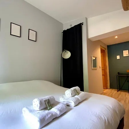 La Maison De La Place - Charming House With Swimming Pool & Exposed Stone Semesterbostad *