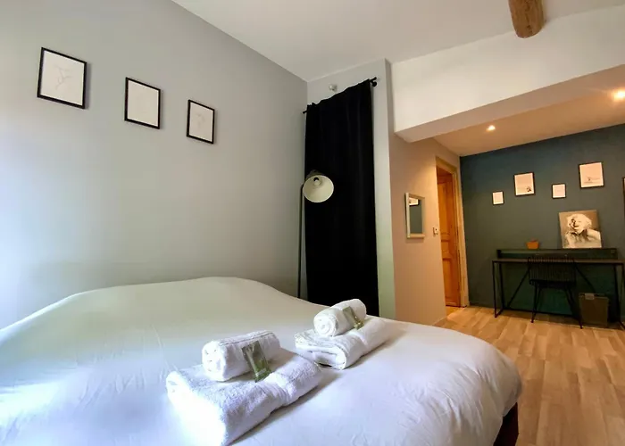 La Maison De La Place - Charming House With Swimming Pool & Exposed Stone Hébergement de vacances *